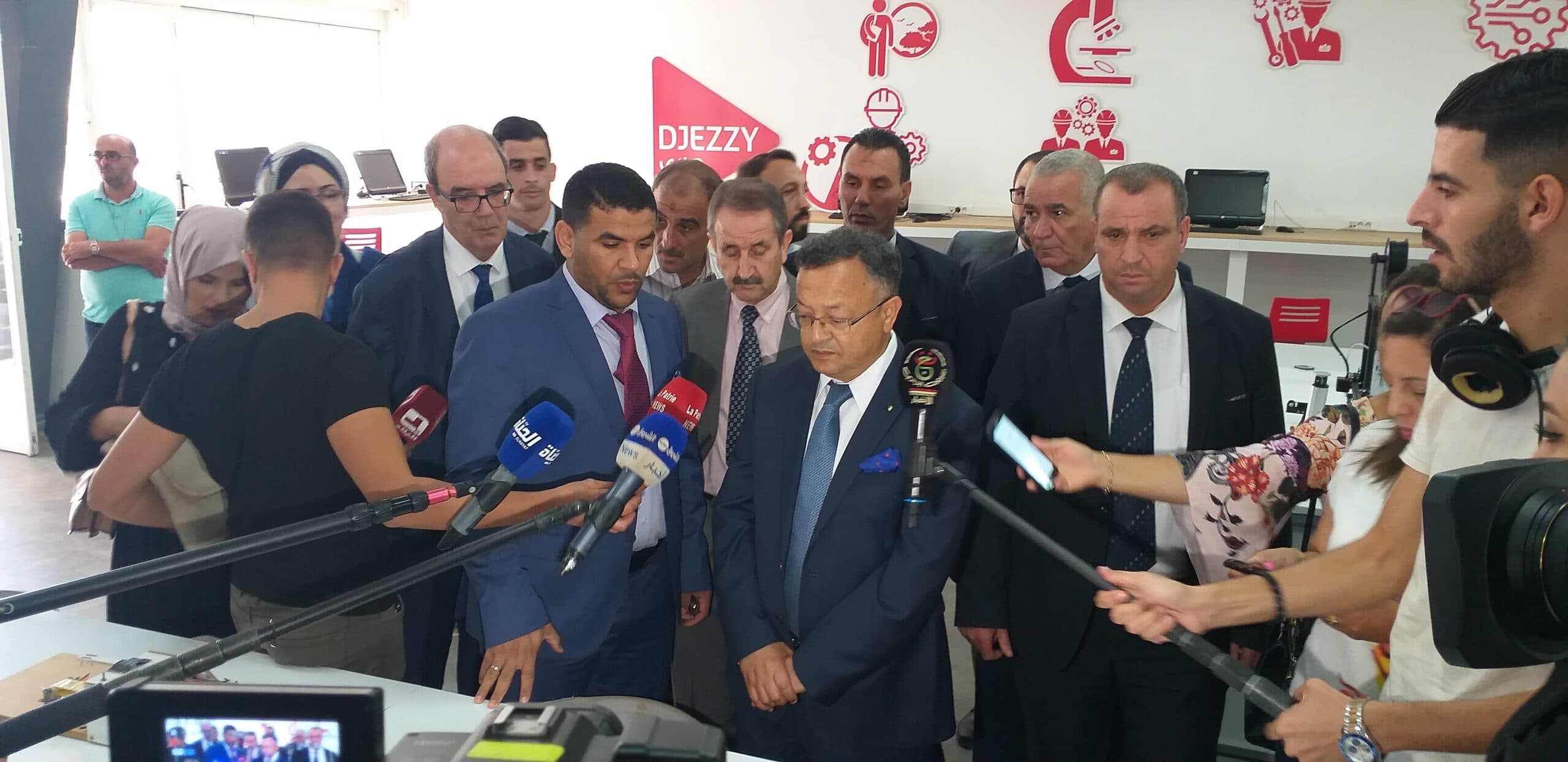 زيارة وزير التعليم العالي والبحث العلمي البروفسور كمال بداري الى المدرسة الوطنية العليا المتعددة التقنيات بالعاصمة
