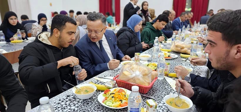 مشاركة وزير التعليم العالي والبحث العلمي ووزير الصيد البحري والمنتجات الصيدية وجبة العشاء مع الطلبة بالإقامة الجامعية المعالمة