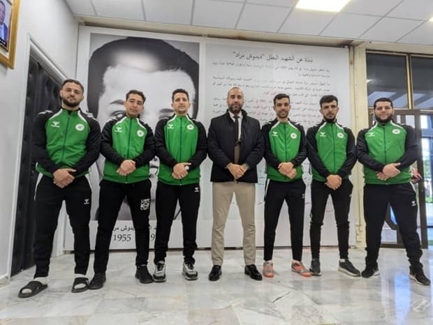تهنئة مدير الجامعة لفريق كرة القدم لجامعة التكوين المتواصل
