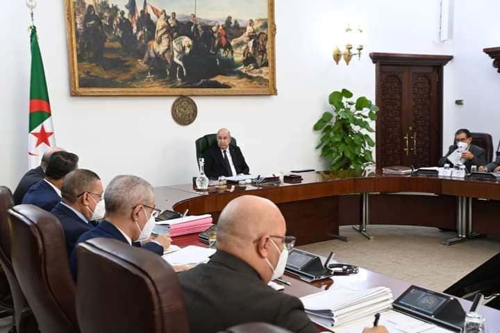 ترأس رئيس الجمهورية السيد عبد المجيد تبون مجلسا للوزراء ناقش من خلاله ملفات تخص قطاع التعليم العالي والبحث العلمي